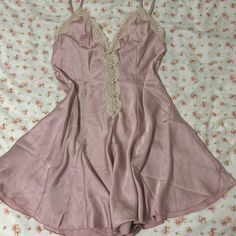 - Pink satin lingerie mini cami slip dress with white lace and button detailing going down the front
- straps are adjustable
- cinches at the waist and flares out at the bottom
- never used, in perfect condition
- bought from shein
- size small, fits true to size
- open to offers
- message me for more details or questions!
- i ship same day or next day!






#slipdress #coquette #minidress #brandymelville #victoriassecret