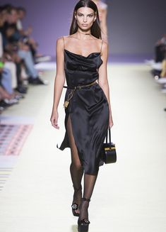 Schwarze Slip Dresses aus Satin sorgen für verführerische Eleganz Von Kate Moss bis Carrie Bradshaw – Slip Dresses aus Satin waren  schon immer ein Garant für einen eleganten und verführerischen  Auftritt. Daran hat sich bis heute nichts geändert. Die Kleider  umschmeicheln den Körper, versprühen Weiblichkeit und sind damit so  etwas wie Selbstbewusstsein zum Anziehen. #slipdress #satinkleid #kleid  #minikleid #satin #trending