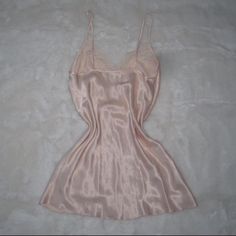 Stunning pink silk slip mini dress with lace detailing!!

Size: small

#vintage #slipdress #minisilk #90’s